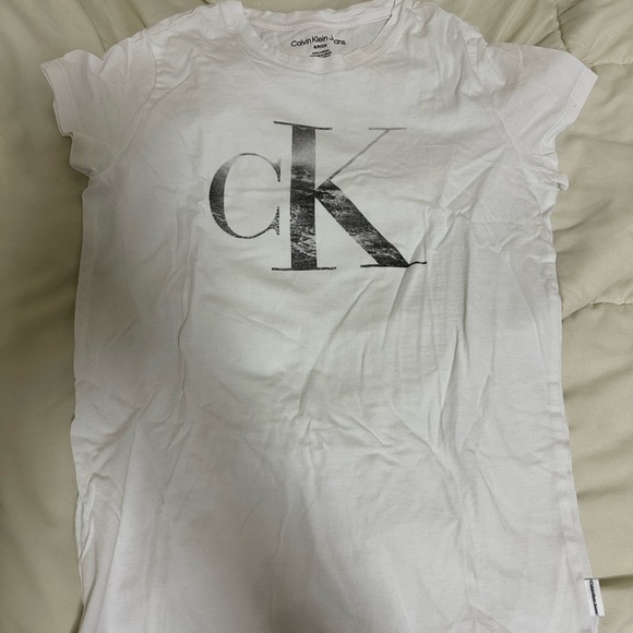 Calvin Klein short sleeve iconic t-shirt with wave logo in white - Picture 2 of 4